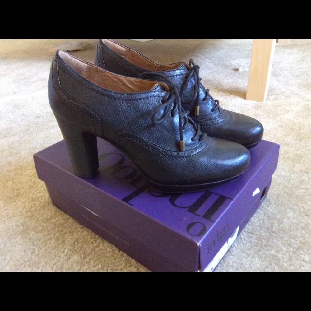Clarks Indigo Black Leather Lace Up Heels sz 8 EUC